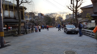 Auf dem Weg in Kyotos Altstadt (die Bilder, die ich gemacht habe, erkennt man daran, dass sie schief sind xD )