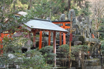 kleine Mini-Schreine und ich glaube irgendwelche buddistischen Steine.... (ich kann mich aber irren) (Fushimi Inari-Taisha)
