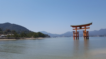 Torii des Itsukushima-Schreins (der Blick ist von der Insel abgewandt Richtung Festland))